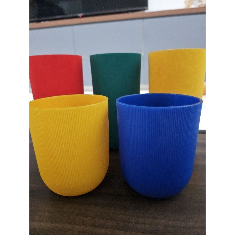 gelas plastik warna warni