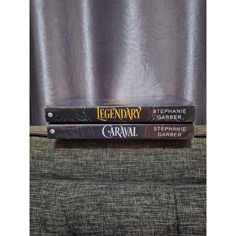 preloved Caraval & Legendary [sepaket]