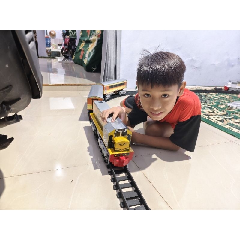 satu set miniatur lokomotif kayu cc201 vintage bermesin+ batrai cas+ rel