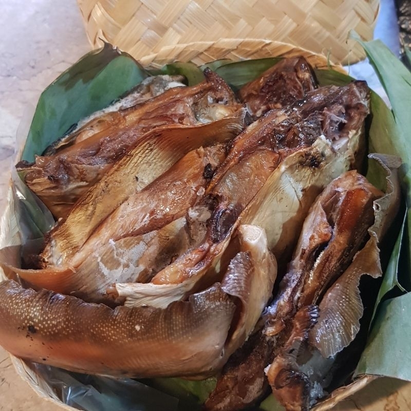 

Ikan PE Asap | Ikan Pari Asap | Ikan Panggang Asap | Mangut Ikan Asap