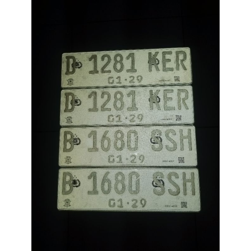 Plat reflektif putih dengan angka hitam reflektif berubah putih