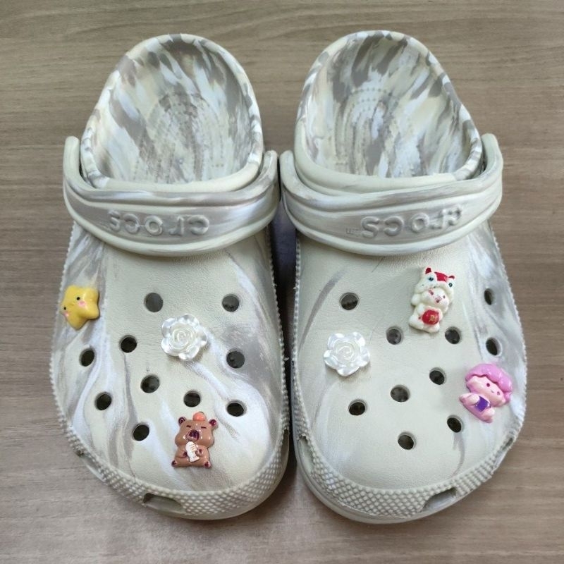 PRELOVED (SECOND) SANDAL CROCS M6 W8 39 MARBLED MARBEL CREAM ORIGINAL RIJECT CUTTING MARBLED MARBEL 