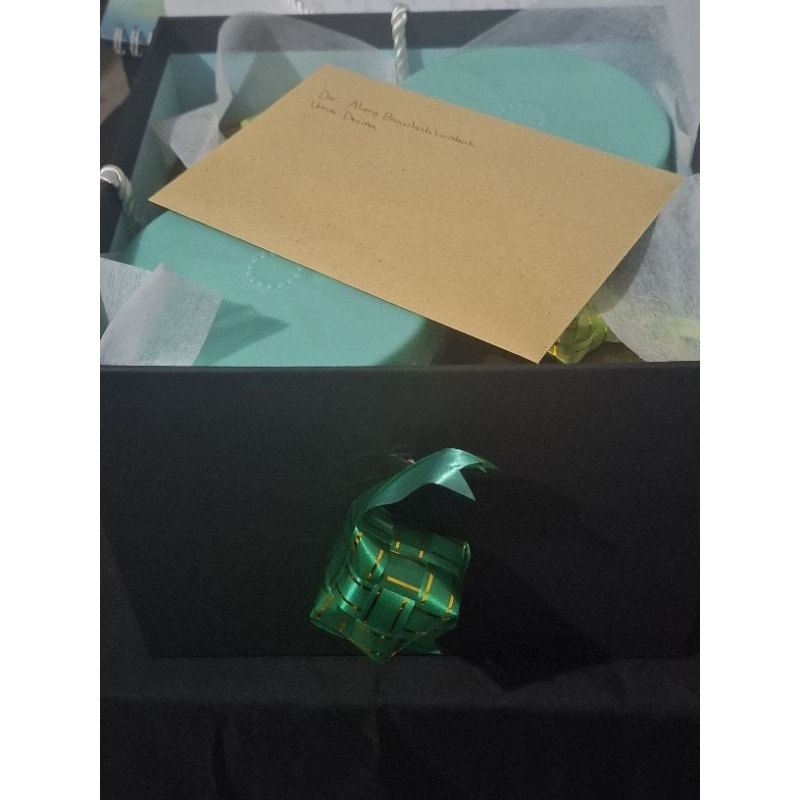 

Box B Paket 6. 4 Biskuit + Kartu Ucapan. Hampers Edisi Lebaran.