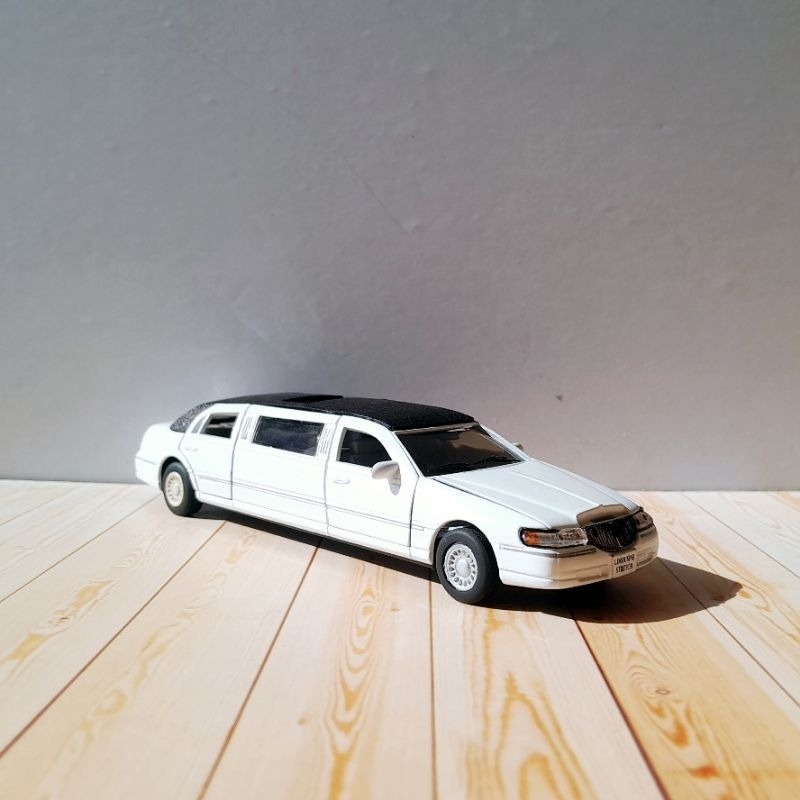 Diecast miniatur mobilan lincoln limousine 1:42 bekas junk