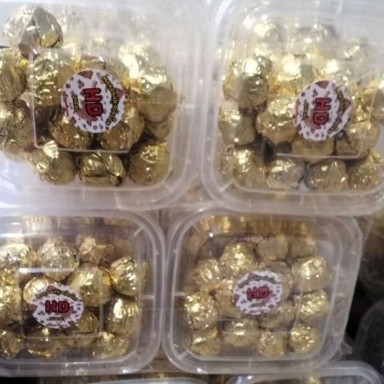 

Aneka Coklat Mini Bola Coklat Silver Kacang Keju 500 Rupiah 1 Pack isi 20 pcs
