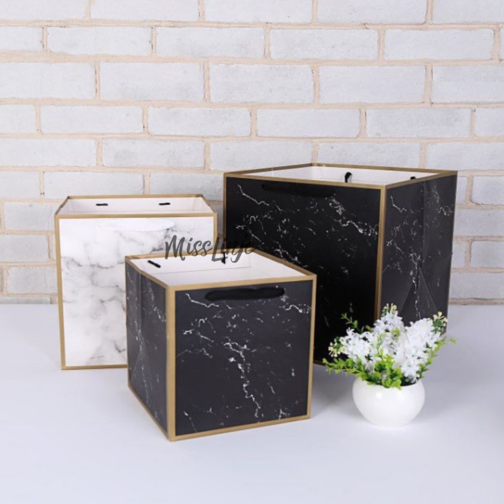 

MissLinje Paperbag Square Tas Kantong Karton Persegi Motif Marble Hitam dan Putih Premium Ukuran Sampai Jumbo