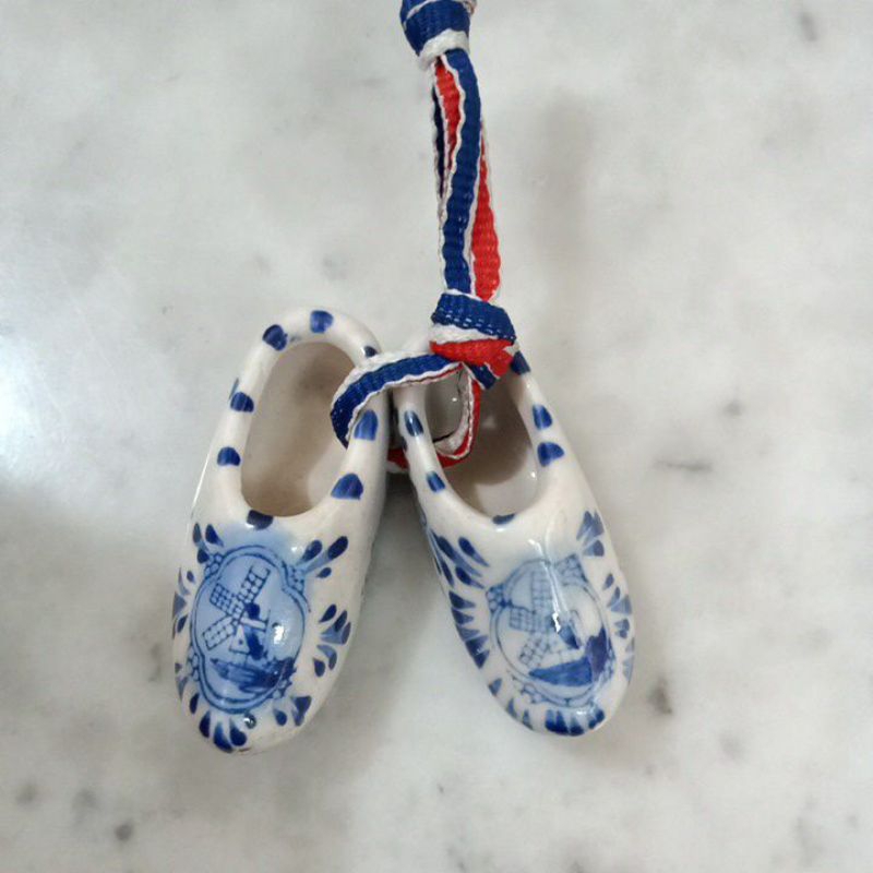 pajangan sepatu Holland kecil