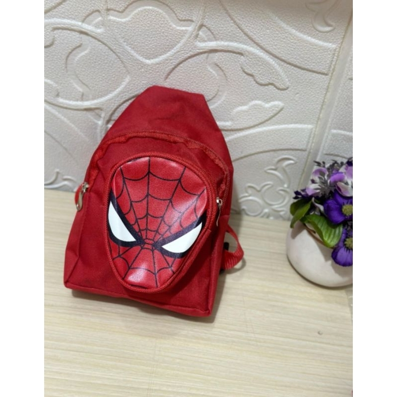 Tas selempang anak karakter
