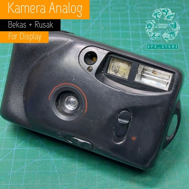 Kamera Analog Jadul Bekas + Rusak, for display.