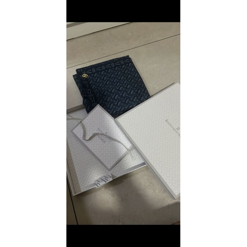 BUTTONSCARVES X LAICA PRELOVED BACA DESKRIPSI