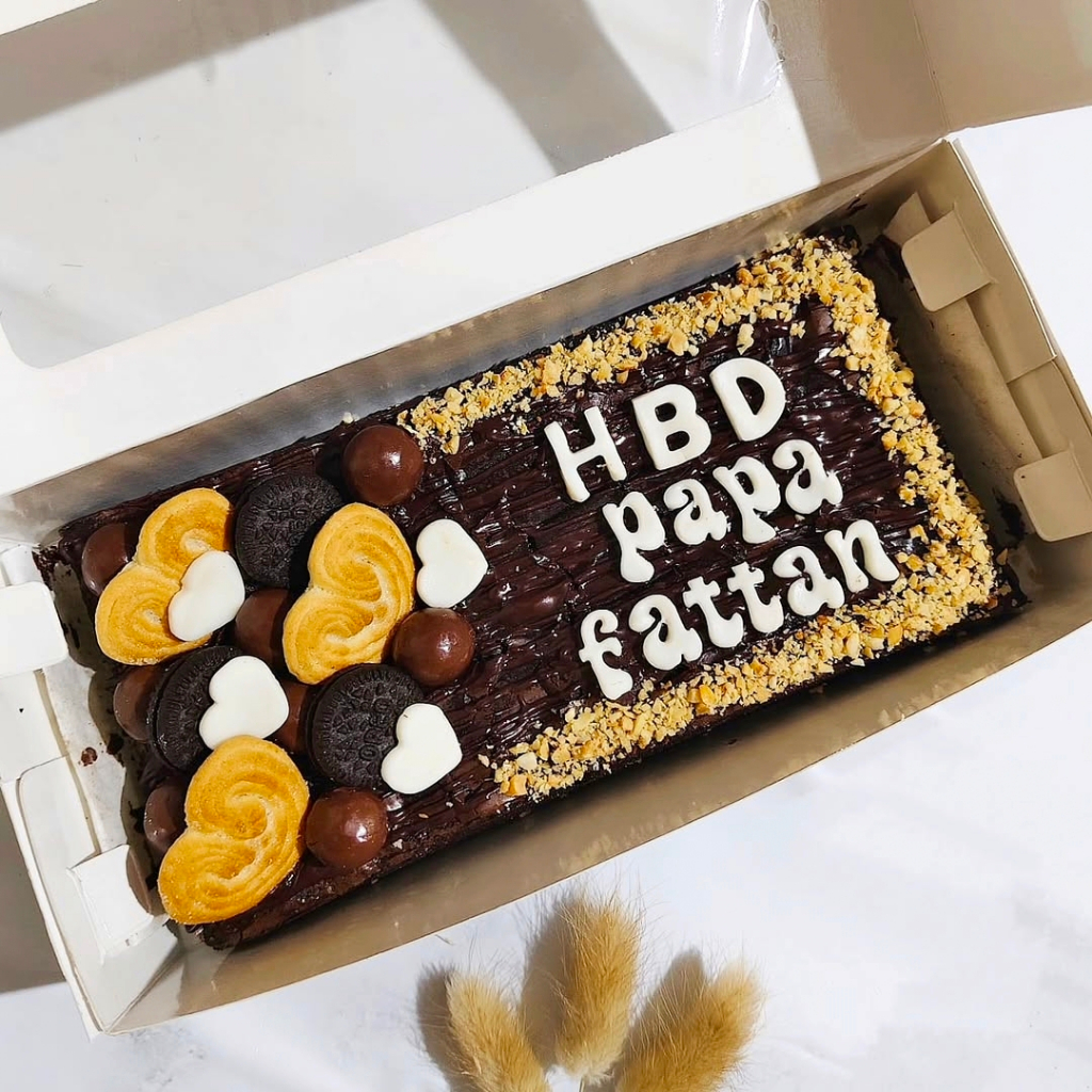 

Brownies 20x10 ( Topping chochoball, Oreo, biskuit love)