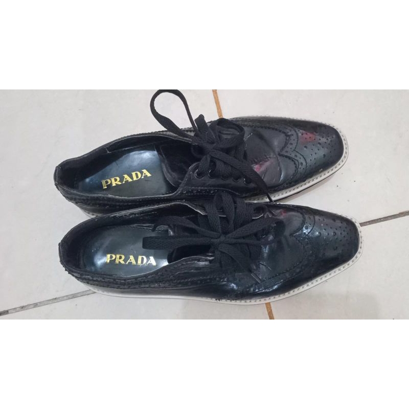 Sepatu PRADA