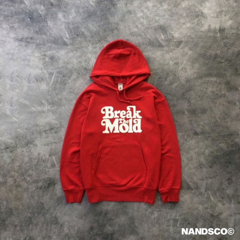 UT Uniqlo x Verdy "BREAK THE MOLD" Spellout Hoodie - Red