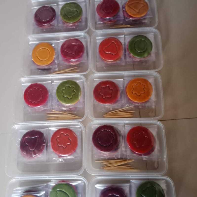 

PERMEN DALGONA CANDY SQUID GAME WARNA 100%HALAL 1BOX ISI 10PCS UKURAN 7-8CM BISA COD