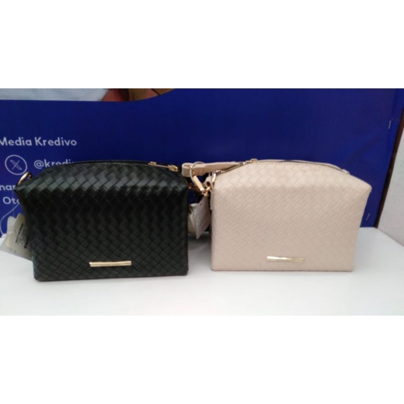Connexion Tas slempang wanita hitam cream branded Matahari