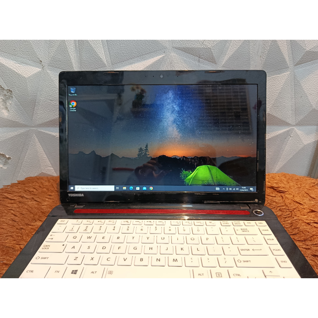 Laptop Toshiba Satellite C40-A Windows 10 pro 64bit  Processor Intel core i3- 2348m 2.3ghz Ram 4gb P
