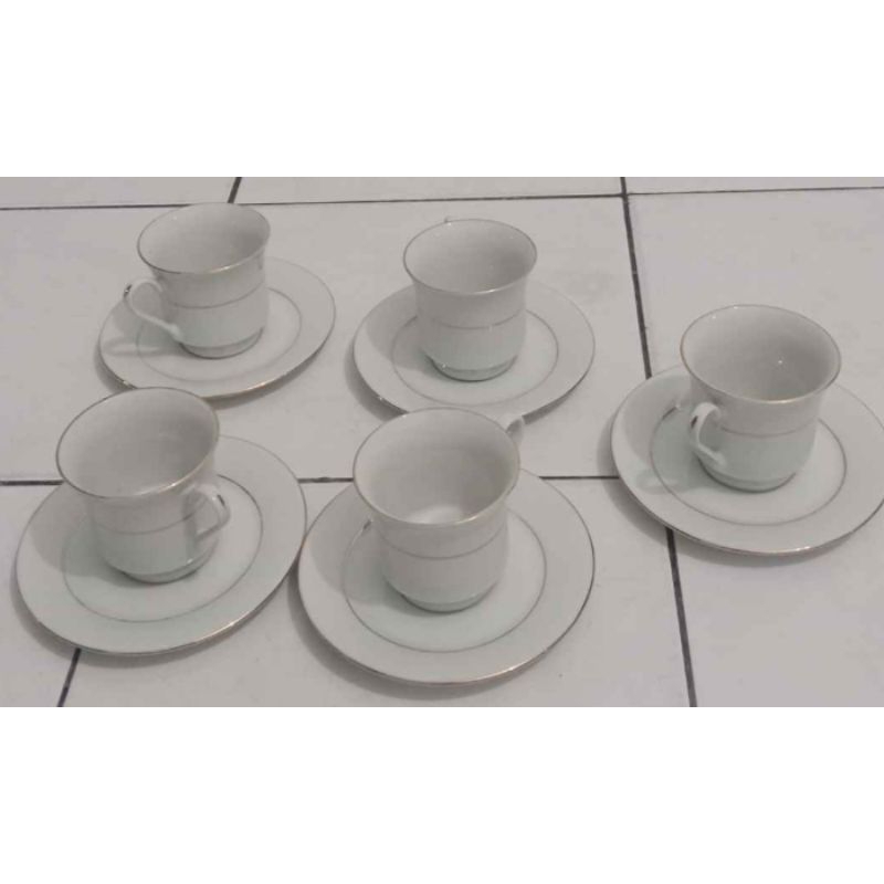 Gelas Kaca Putih polos dan tatakan piringnya