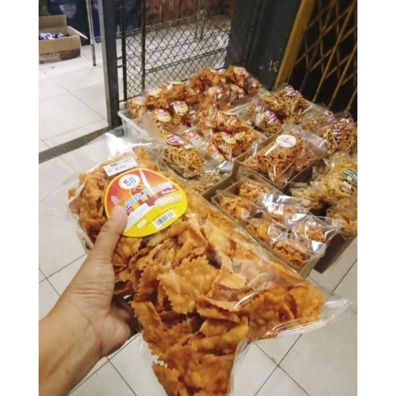 

keripik Bombay pedaasss gurih dan renyahh