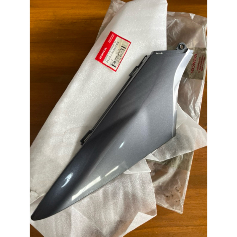 Cover Body Bodi Sambungan Body Belakang Kanan Honda Supra X 125 Batman ABU ABU GREY 64370-KTM-850FMN