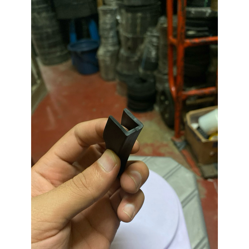 karet lis U kotak 8mm / karet pelindung kaca 8mm