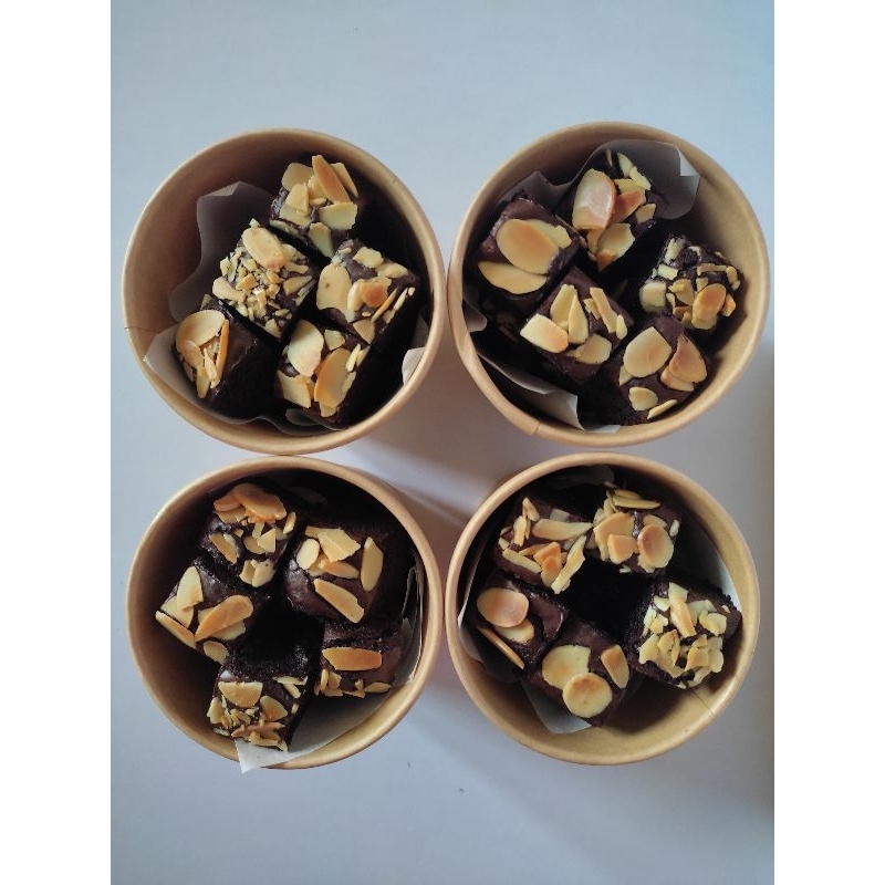 

BROWNIES BITES TOPPING ALMOND CUP 12 OZ