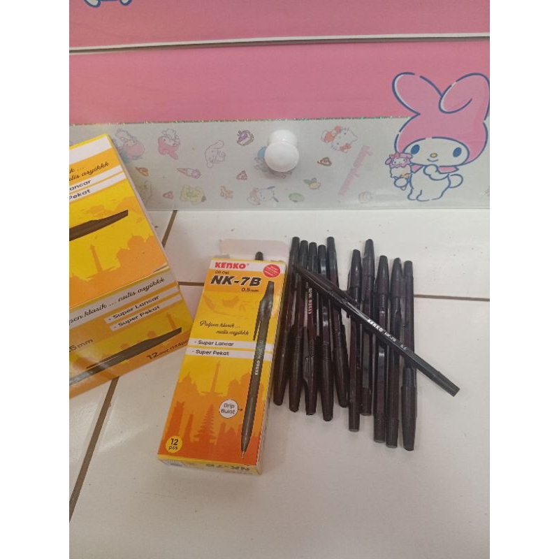 

Ballpoin / Bolpen / Pulpen Oil Gel KENKO NK-7B 0,5mm Tinta HITAM Standart AE7 Per Pack isi 12 Pcs