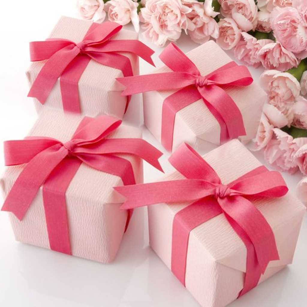 

Jasa Bungkus Kado (kertas kado, pita dan kartu ucapan