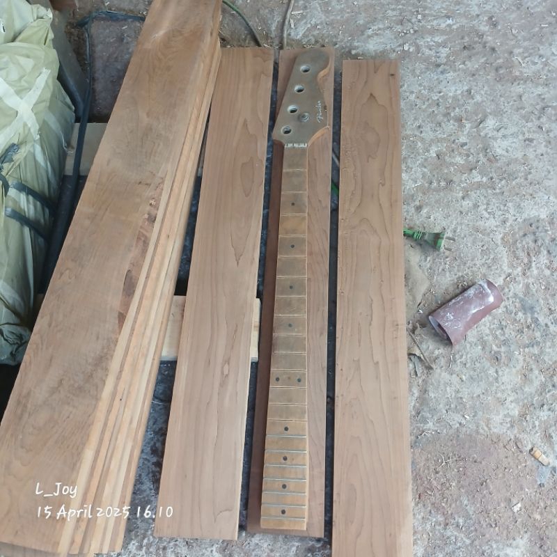 Bahan neck Roasted maple Gitar & Bass