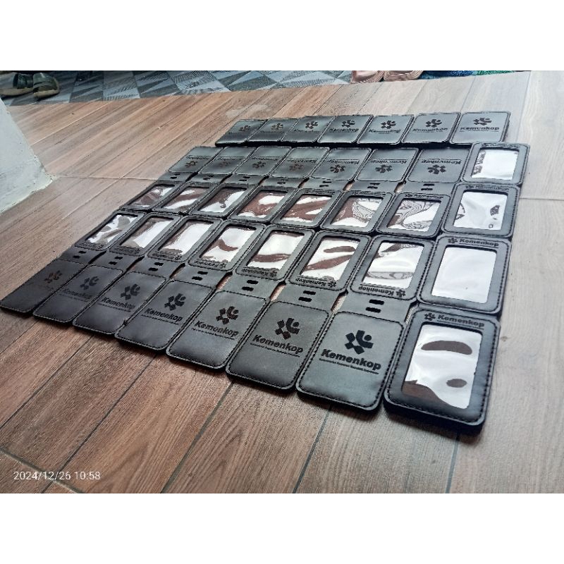 

Id Card kulit Asli model Magnet yang bisa dipakai dileher dan langsung ditempelkan disaku baju