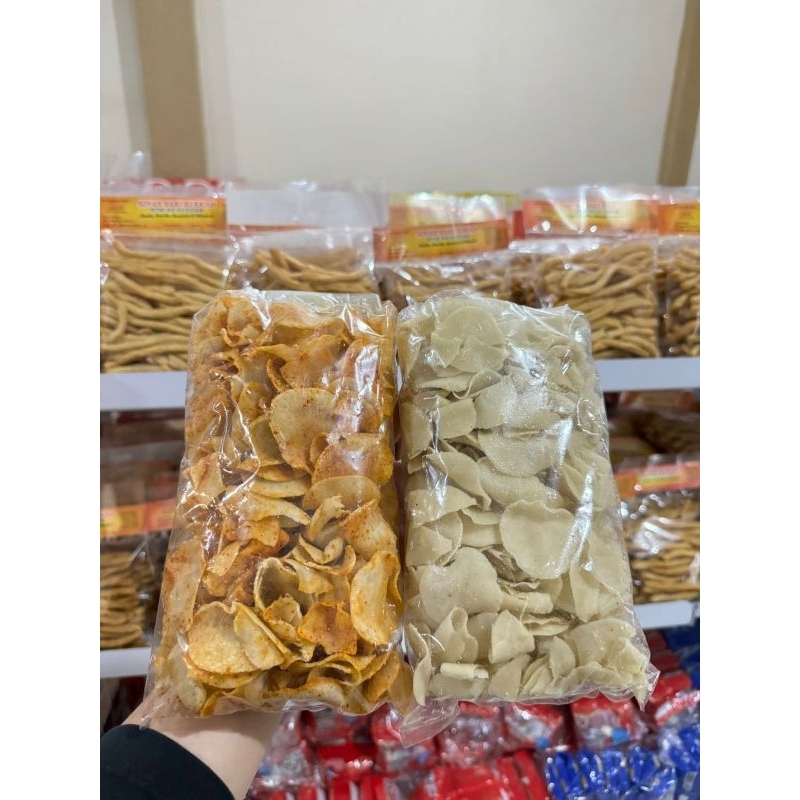 

Moring Cimol kering Khas Bandung Ori dan Pedes dibuat dari tepung tapioka lalu ditambah dengan berbagai macam bumbu penyedap dan dibuat adonan.
