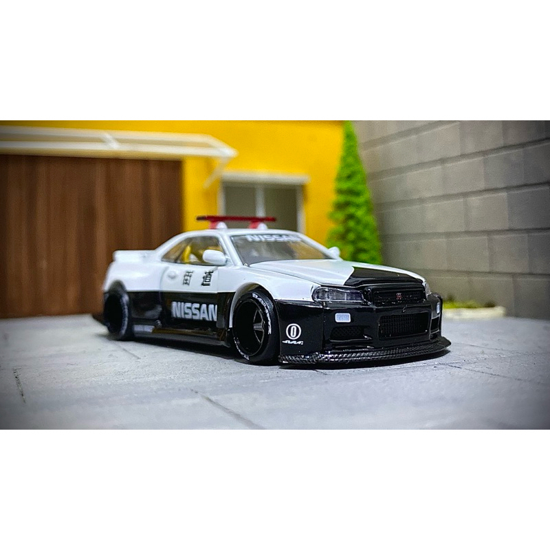 Mini GT KHMG120 Nissan R34 Kaido Police Aero