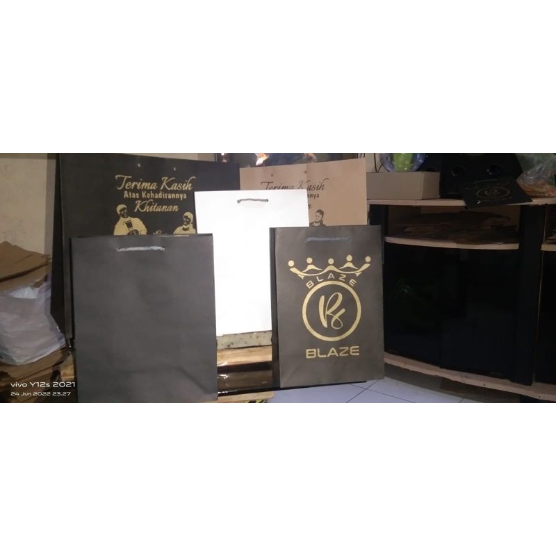 

paper bag , tas kertas hitam sablon 15 x 8 x 25 wafer