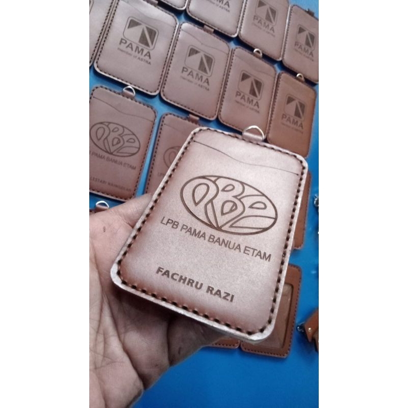 

ID CARD HOLDER KULIT/ NAMETAG KULIT/TALI LAYARD 3 LAPIS MUAT 2 SLOT KARTU