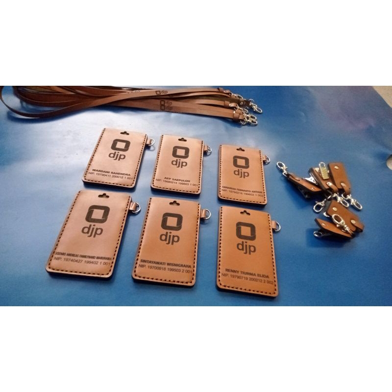 

ID CARD HOLDER KULIT/ NAMETAG KULIT/TALI LAYARD MODEL 3 LAPIS MUAT 2 TEMPAT KARTU
