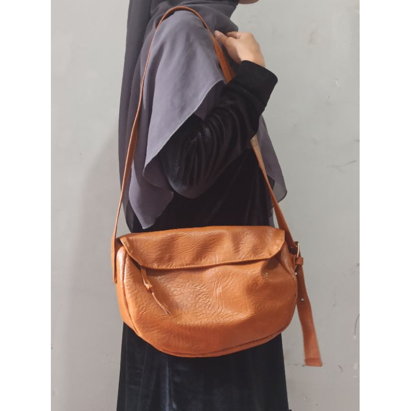 TAS SELEMPANG KULIT WANITA HANGOUT