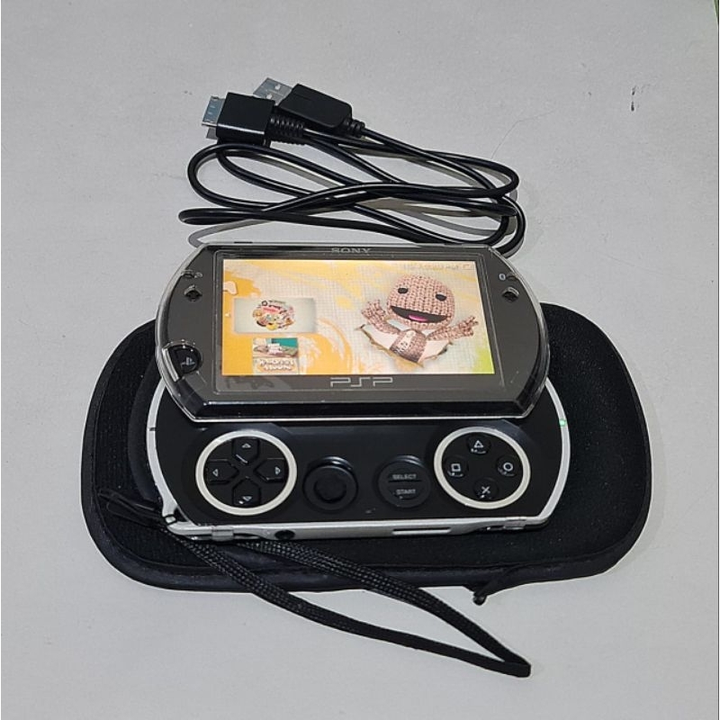 PlayStation Portable GO PSP GO CFW 16 GB Full Games Black Edition Bonus Crystal Case & Pouch Rare Ed