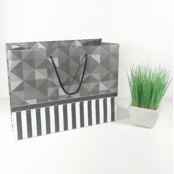

Paperbag BW Elegant Stripe Uk. 32,5 x 25 x 14 cm Gift Bag / Tas Ulang Tahun / Tas Souvenir untuk hajatan dan souvenir, kresek donat / tas plastik, paper bag, Bingkisan / Souvenir untuk pernikahan, Tasyakuran / Pengajian / Hampers