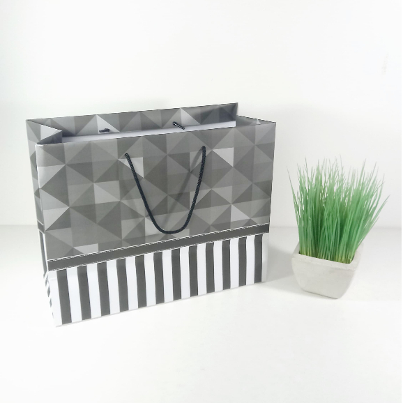 

Paperbag BW Elegant Stripe Uk. 32,5 x 25 x 14 cm