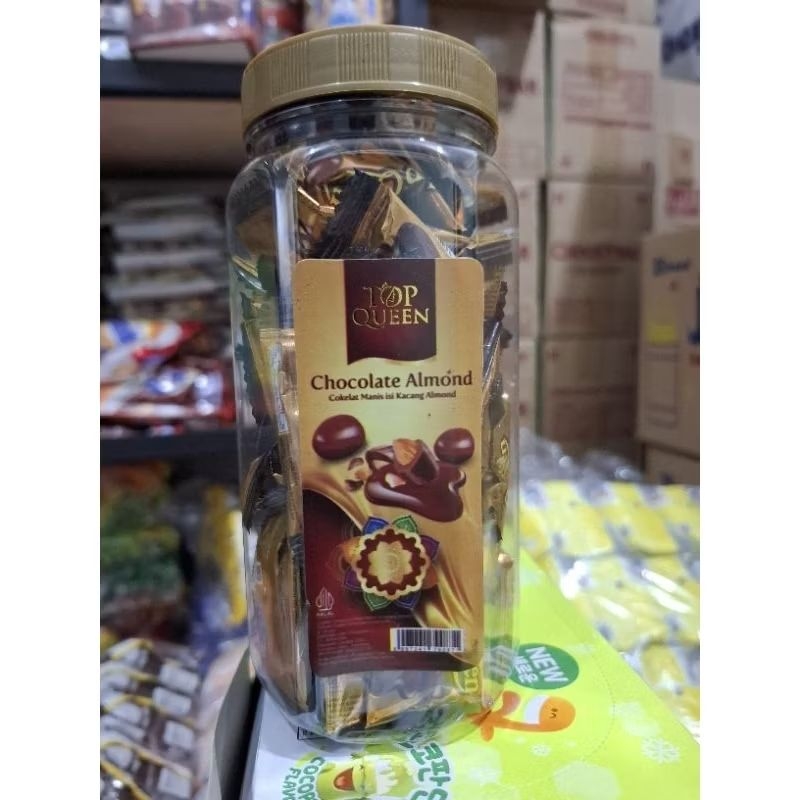

Top Queen coklat almond // 40 pcs