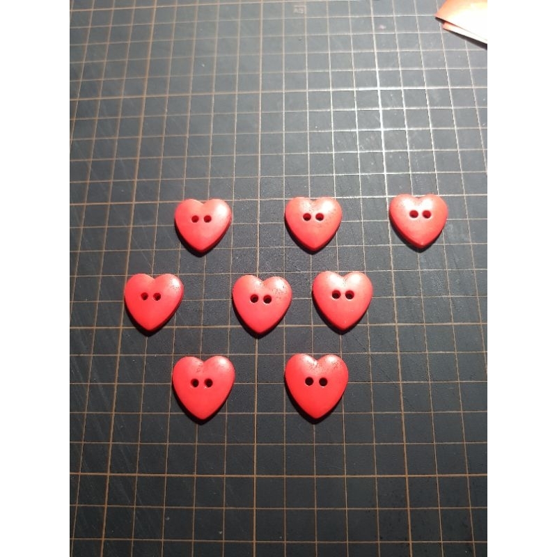 Kancing love hati merah ukuran besar 2,2cm bahan plastik