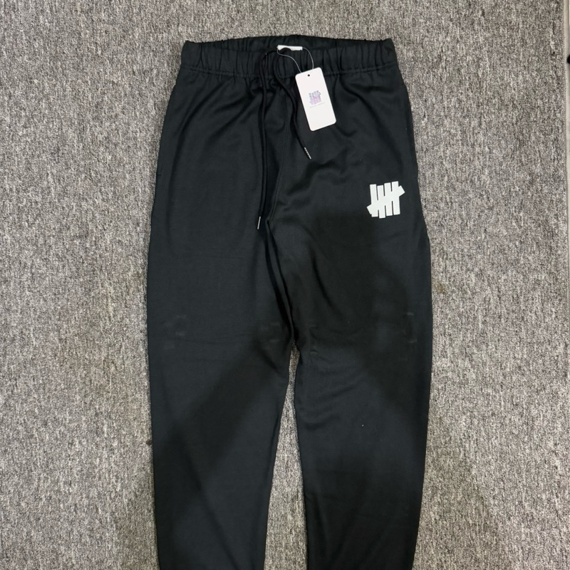 undefeated - celana jogger black logo