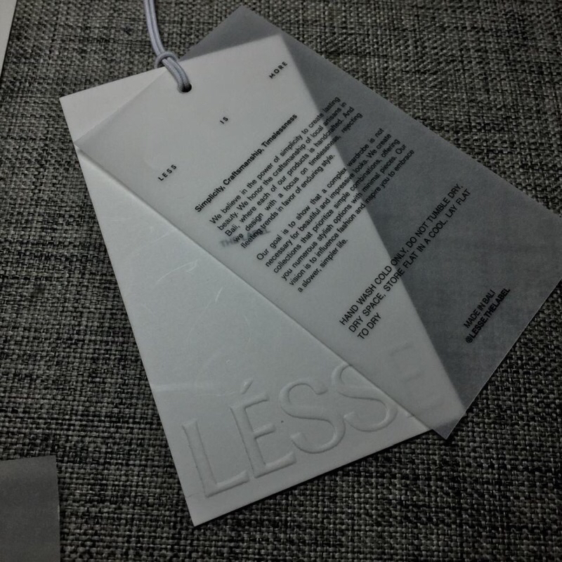 

hangtag 1 set logo blind emboss & transparan