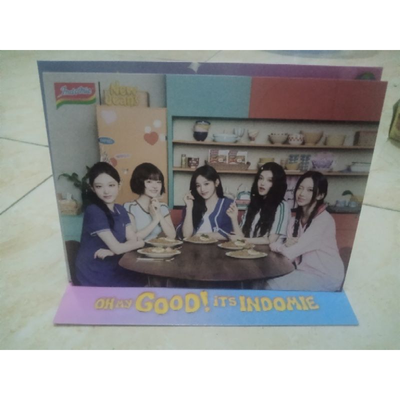

1 set postcard + frame eksklusif Indomie × new Jeans