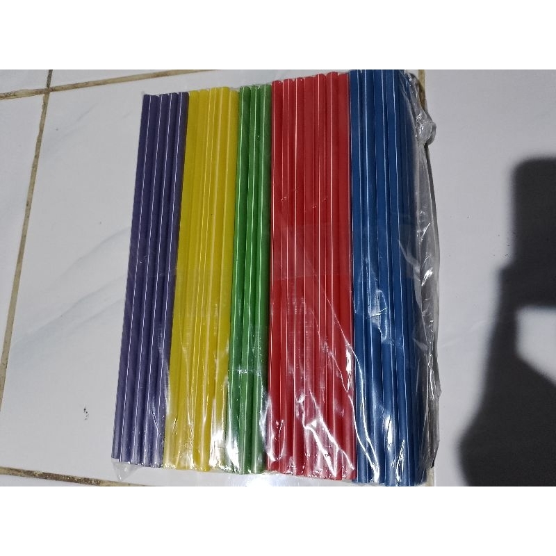 Sedotan plastik warna warni