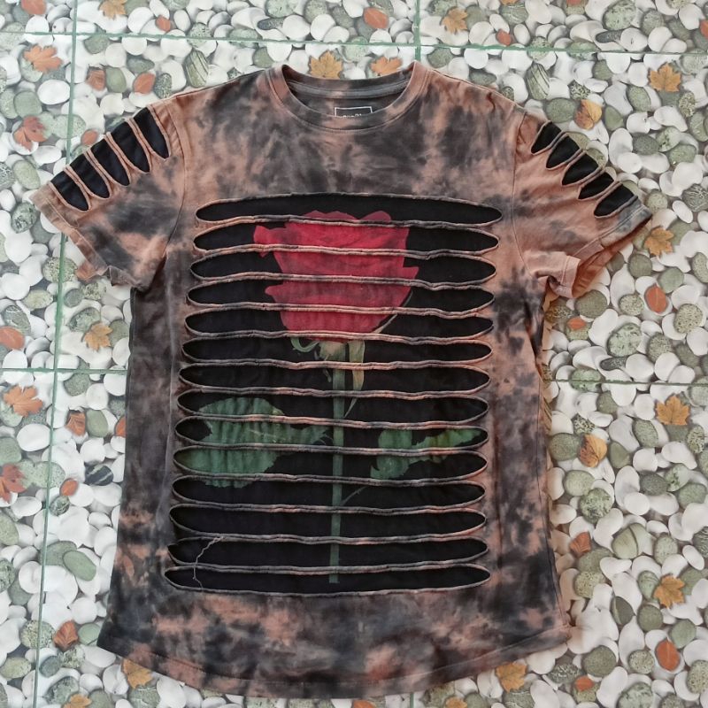 Kaos Tie Dye Red Rose Ripped