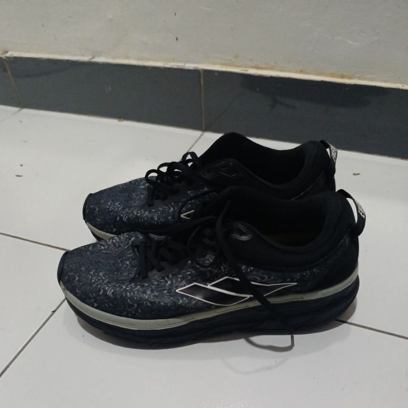 Sepatu lari mills enermax plasma
