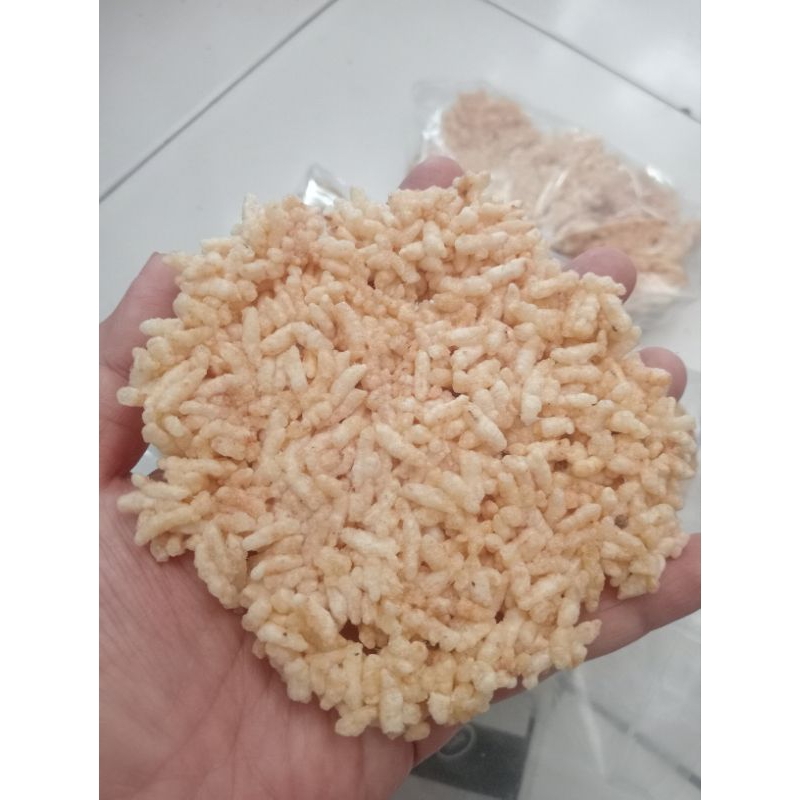 

Aneka cemilan Keripik tempe dan rengginang