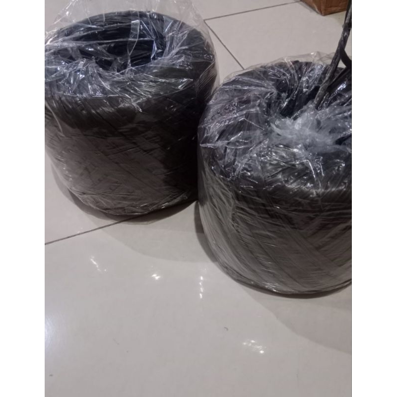 

TALI RAFIA HITAM 1 KG
