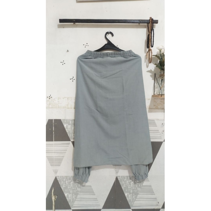 Celana rok abu-abu muda