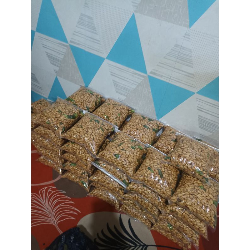 

KACANG BAWANG DAUN JERUK GURIH ENAK isi 500g